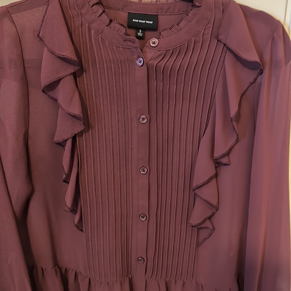 Semi-Sheer Pin-tuck Peplum Hem Blouse - Picture 2 of 4